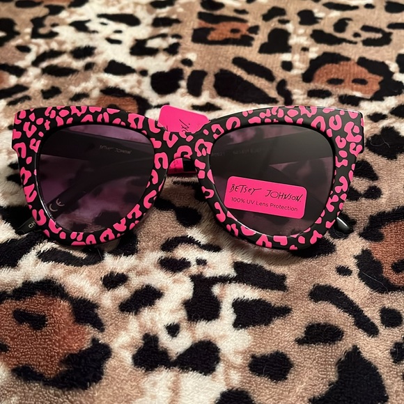 Betsey Johnson Sunglasses - Picture 2 of 4